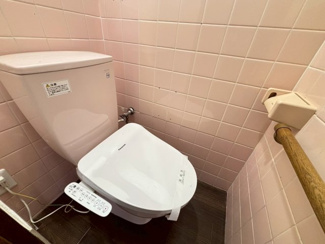 【トイレ】 | 野尻町　中古戸建 | トイレ内に窓があるので、換気しやすく匂いもこもりませんね！