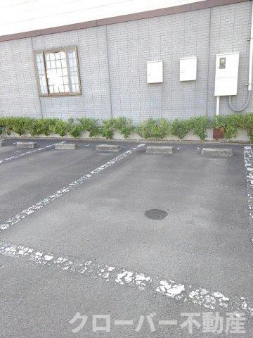 オレンジパレス１号棟の駐車場