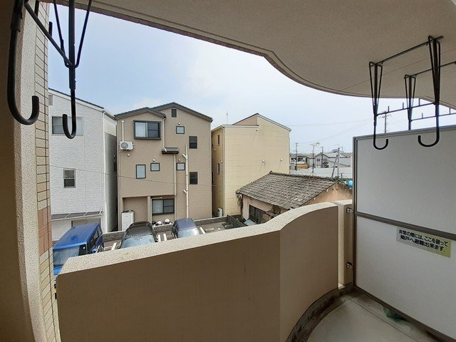 プロムナードのバルコニー|外からの目が気にならないバルコニーで洗濯物が干せます