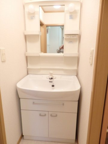 クレアシィオンＢの洗面所|忙しい朝には欠かせない洗面所です