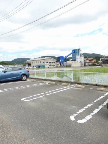クレアシィオンＢの駐車場|車をお持ちの方に嬉しい駐車場付きの物件です