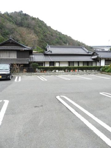 ラ・リズィエール　１番館の駐車場|車をお持ちの方に嬉しい駐車場付きの物件です