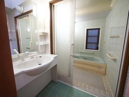 南知多町大字師崎字鳥栖戸建の独立洗面台|独立洗面台、小物を置くことができて便利です