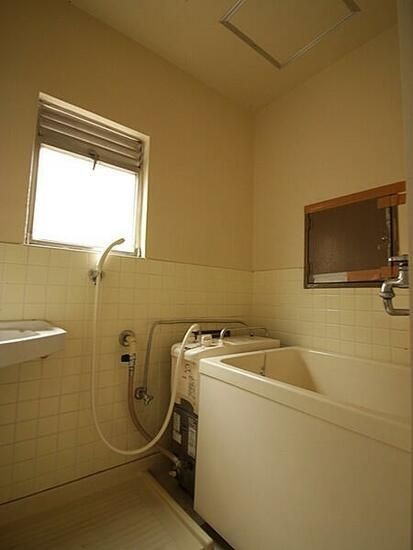 コーポオオサワⅡの浴室|日々の疲れを癒すお風呂付です