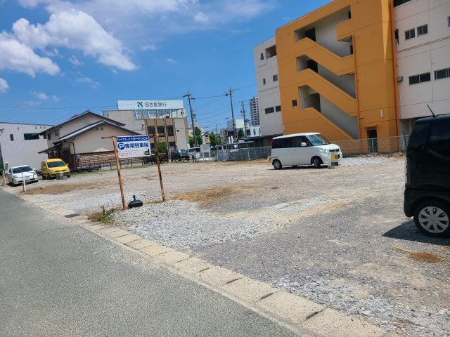シークレットガーデンビルの駐車場