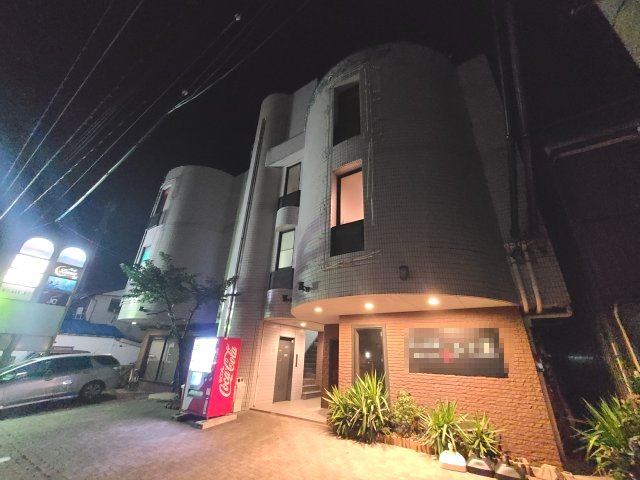 シークレットガーデンビルの外観