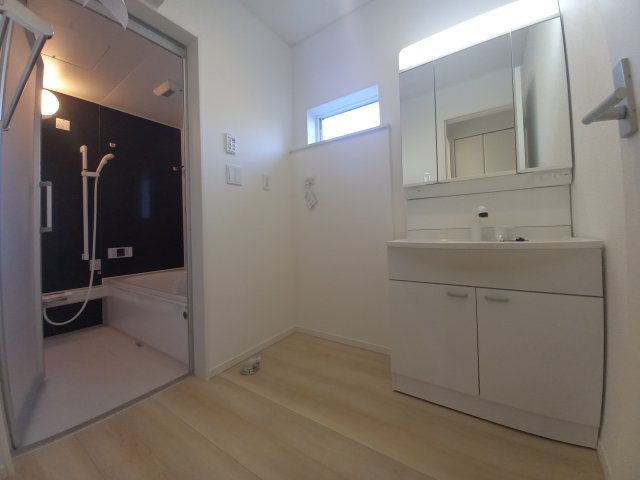 【いわき市錦町第32】　3号棟　※必ずもらえる選べるキャンペーン実施中！の独立洗面台|同施工■□■洗面所の写真です■□■　使い勝手の良い洗面台は、奥様の身支度の時間も楽しくなりそうですね。