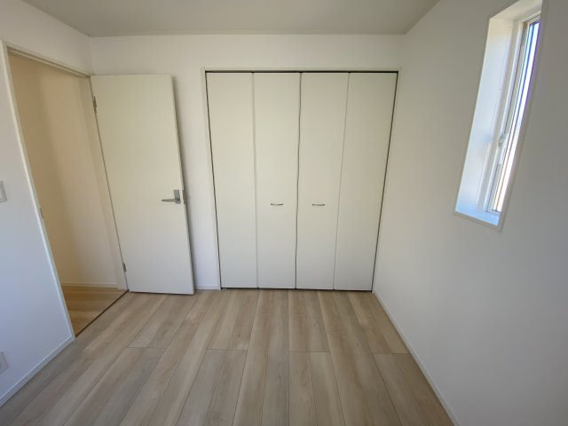 【いわき市錦町第32】　3号棟　※必ずもらえる選べるキャンペーン実施中！の洋室|同施工◆収納スペースの写真です◆　十分な広さがあるので収納には困りませんね♪　お手持ちの衣類ケースなども置ける大空間で、寝室がスッキリ使えます。


