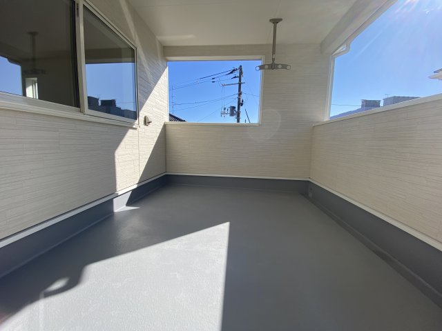 【いわき市錦町第32】　3号棟　※必ずもらえる選べるキャンペーン実施中！のバルコニー|同施工◆バルコニーの写真です◆　お布団など大きいものも、充分に干せる広さがございます。人気のベランピングも楽しめる広さ！自宅のアウトドア空間でゆったり過ごせます。

