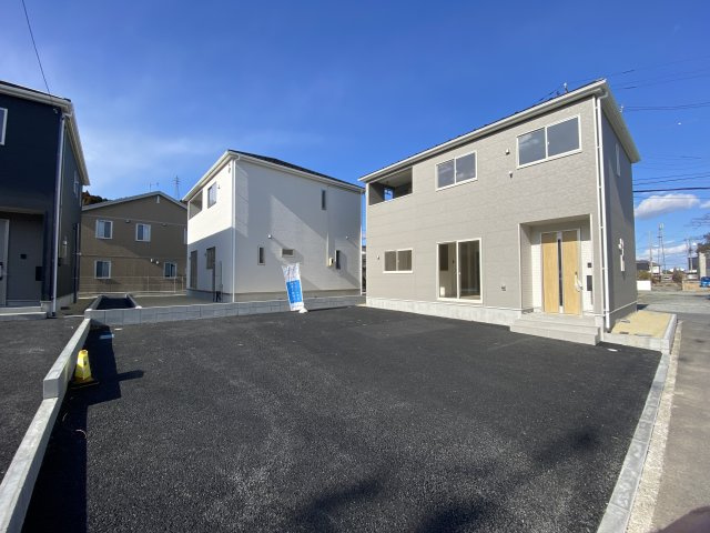 【いわき市錦町第32】　3号棟　※必ずもらえる選べるキャンペーン実施中！の駐車場|同施工◆カースペースの写真です◆
陽当りの良い駐車場は週末の洗車も快適です♪お車の他にも、自転車をとめられそうなスペースもございます。
