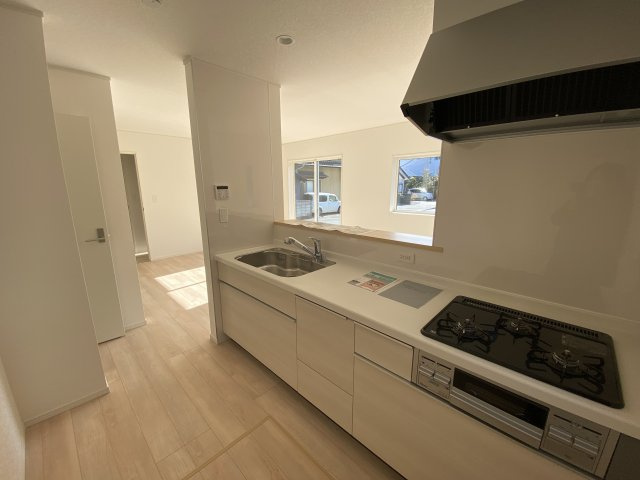 【いわき市錦町第32】　3号棟　※必ずもらえる選べるキャンペーン実施中！のキッチン|同施工■□■キッチンの写真です■□■　対面式キッチンは、リビングの様子を見ながらお料理出来るので、小さなお子様がいらっしゃる方は、安心してお料理出来ますね。