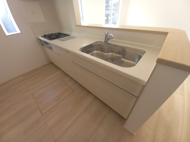 【いわき市錦町第32】　3号棟　※必ずもらえる選べるキャンペーン実施中！のキッチン|同施工■□■キッチンの写真です■□■　システムキッチンは見た目スッキリなのに収納力たっぷりです♪さらに床下収納もありますので、物が多くなりがちなキッチンもスッキリとしていられそうです。