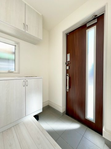 長野稲里町中氷鉋第１の玄関|玄関ホールはお買い物の手荷物など楽々おける広さです♪　２号棟