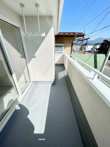 長野稲里町中氷鉋第１のバルコニー|日当たり良好な広いバルコニー！洗濯物の出し入れなど楽々できちゃいます♪　２号棟
