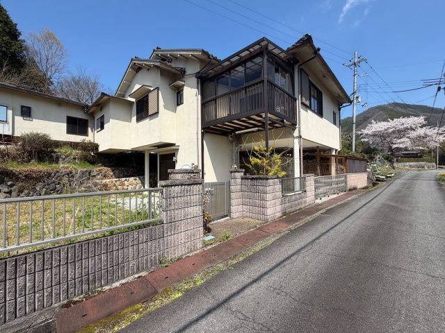 吉野郡吉野町大字志賀　中古戸建の外観|約3万本の桜が山一面に広がって春は圧巻！夏は吉野川で川遊びやBBQ、秋は紅葉もきれいで年間通して楽しめる吉野(^^)/