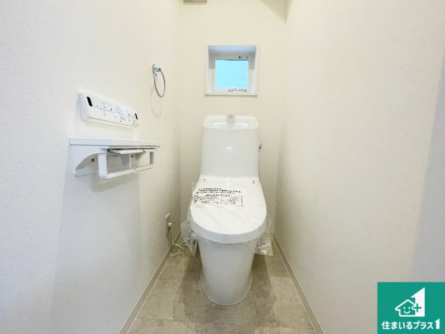 ■枚方市香里ケ丘　新築一戸建てのトイレ|1・2階の2ヶ所にあるので、朝の忙しい時間の順番待ちもなく、深夜の利用にも大変便利です。