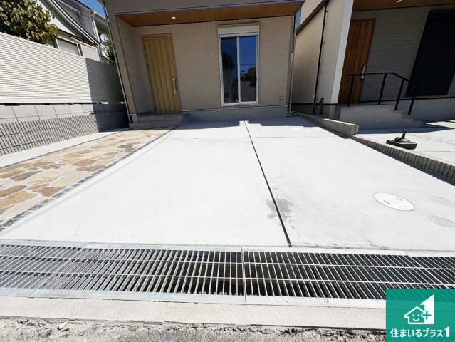 ■枚方市香里ケ丘　新築一戸建ての駐車場|並列2台駐車可能！ゆとりの駐車スペースで車庫入れもスムーズ！