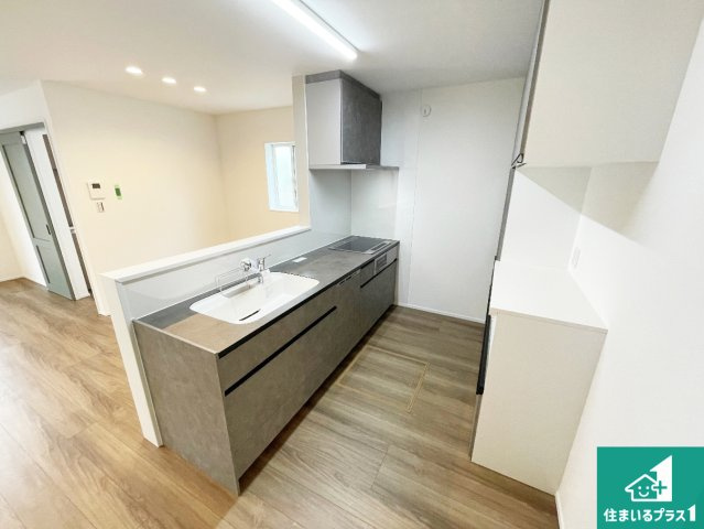 ■枚方市香里ケ丘　新築一戸建てのキッチン|リビングと統一感があり、使い勝手のいいキッチン。広々としているので、二人並んで作業が出来ちゃいます。お子様と一緒に色々なお料理に挑戦できるスペースがあります。