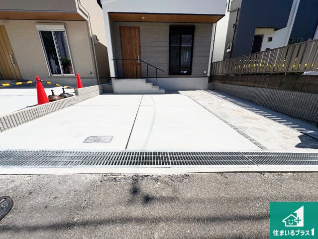 ■枚方市香里ケ丘　新築一戸建ての駐車場|並列2台駐車可能！ゆとりの駐車スペースで車庫入れもスムーズ！