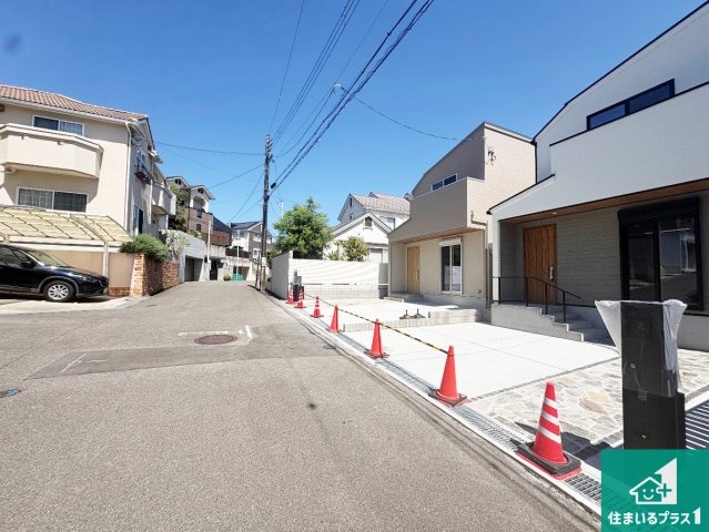 ■枚方市香里ケ丘　新築一戸建ての前面道路含む現地写真|車通りの少ない前面道路！お子様がいらっしゃるご家族でも安心！