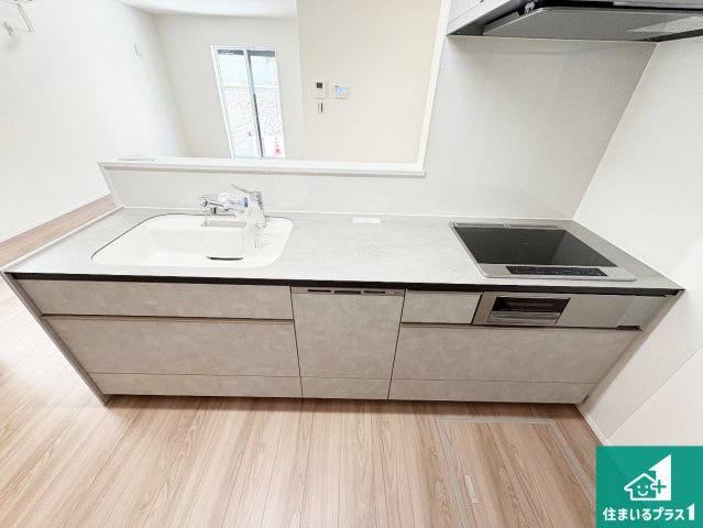 ■枚方市香里ケ丘　新築一戸建てのキッチン|リビングと統一感があり、使い勝手のいいキッチン。広々としているので、二人並んで作業が出来ちゃいます。お子様と一緒に色々なお料理に挑戦できるスペースがあります。