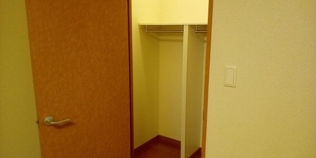 レオパレスサンシロイシの内装|クローゼット