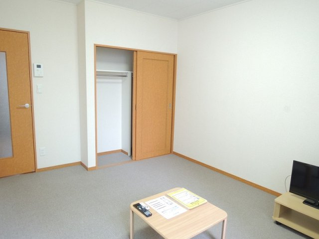 レオパレスメゾン　山　鼻の居間・リビング