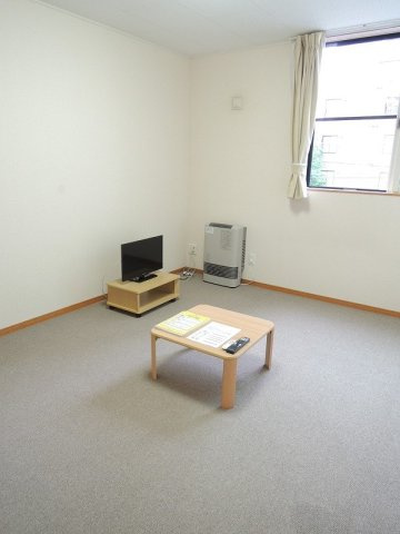 レオパレスメゾン　山　鼻の居間・リビング