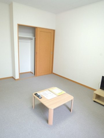 レオパレスメゾン　山　鼻の居間・リビング