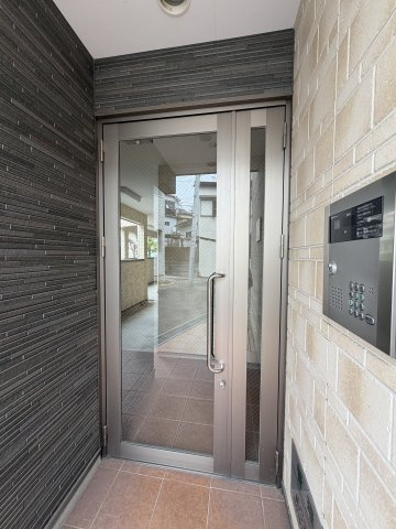 ヴィアノ山下町アスティオンのエントランス