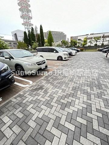 URルゼフィール金楽寺町　1号棟の駐車場|駐車場に車を止められます