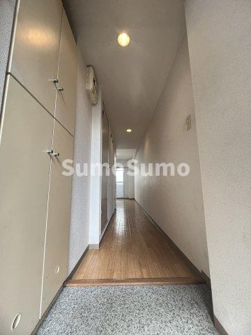 グランドール西岡本の玄関