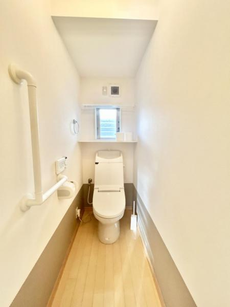 高知市鴨部2丁目　南向きで角地！中古一戸建てのトイレ|1階トイレ。清潔感あふれるトイレ、温水洗浄便座付きで毎日快適