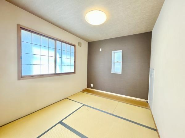 高知市鴨部2丁目　南向きで角地！中古一戸建ての和室|リビング隣接の便利な和室。階段下収納も備えた機能的な一室