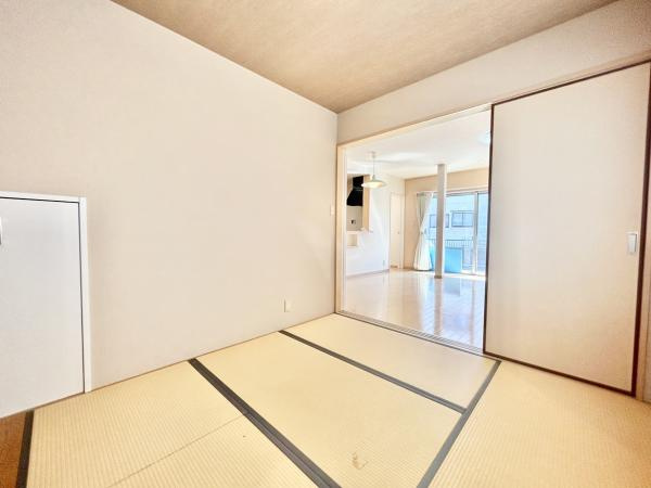 高知市鴨部2丁目　南向きで角地！中古一戸建ての和室|リビングへと続く開放的な動線。家族の気配を感じられる間取りです