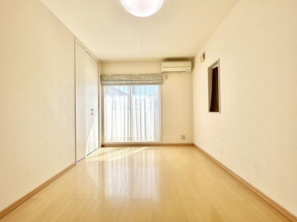高知市鴨部2丁目　南向きで角地！中古一戸建ての洋室|2階洋室（南）南向きで陽当り良好！心地よい光が差し込む明るいプライベートルーム
