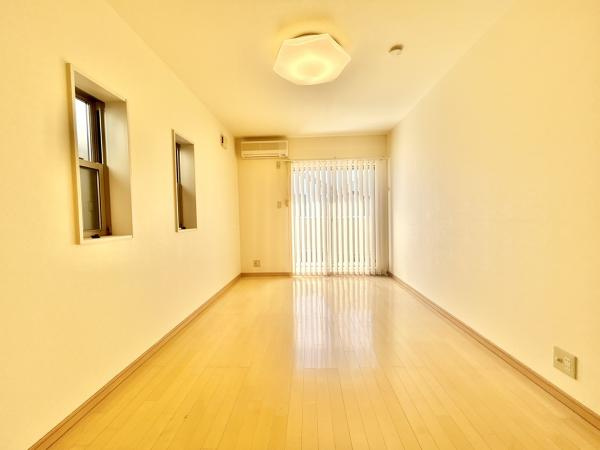 高知市鴨部2丁目　南向きで角地！中古一戸建ての洋室|2階洋室。どんな家具にも合うナチュラルな洋室。自分好みの空間作りを楽しめます