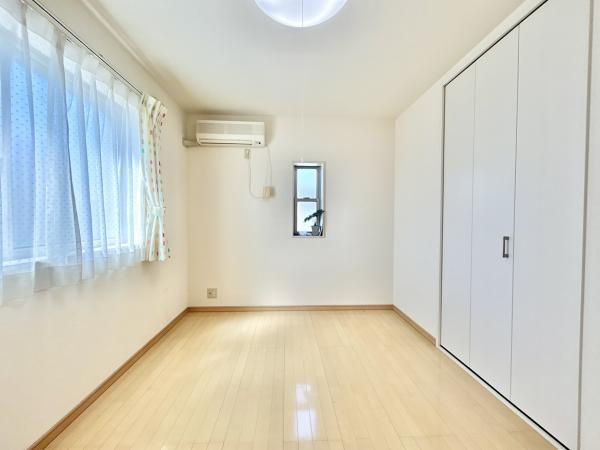 高知市鴨部2丁目　南向きで角地！中古一戸建ての洋室|2階洋室（別角度）クローゼット付きの整った洋室。どんな家具も配置しやすい間取り
