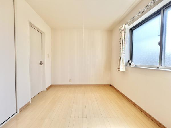 高知市鴨部2丁目　南向きで角地！中古一戸建ての洋室|落ち着いた雰囲気の2階北側洋室。プライベートな時間も快適に