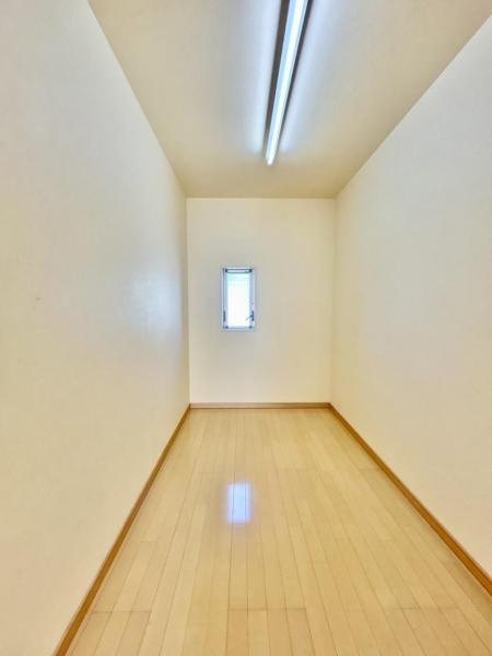 高知市鴨部2丁目　南向きで角地！中古一戸建ての洋室|季節物もたっぷりしまえる納戸。趣味の部屋や書斎としても活用可能です