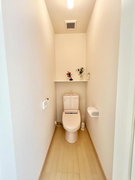 高知市鴨部2丁目　南向きで角地！中古一戸建てのトイレ|2階トイレ。忙しい朝に嬉しい2階トイレ。家族が多くても安心です
