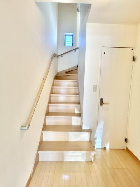 高知市鴨部2丁目　南向きで角地！中古一戸建てのその他|手すり付きで小さなお子様やご高齢の方にも優しい、ゆとりある階段