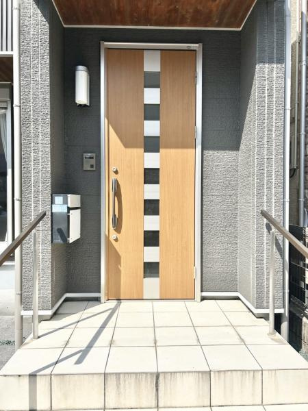 高知市鴨部2丁目　南向きで角地！中古一戸建ての玄関|鍵交換後の引き渡しで安心。シンプルで清潔感のある玄関ポーチ