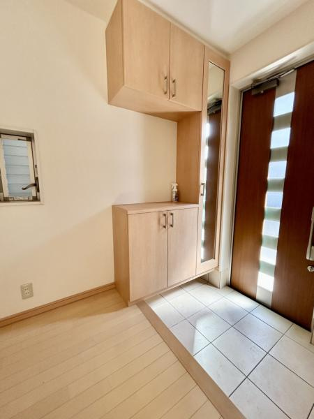高知市鴨部2丁目　南向きで角地！中古一戸建ての玄関|大型シューズボックス完備。玄関周りをスッキリと保てます