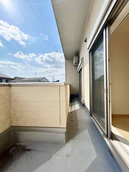 高知市鴨部2丁目　南向きで角地！中古一戸建てのバルコニー|空が広く見える開放的なバルコニー。お洗濯物もよく乾きます