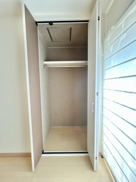 高知市鴨部2丁目　南向きで角地！中古一戸建ての収納|ハンガーパイプ付きクローゼット。衣類もスッキリ機能的に収納