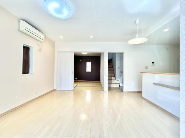 高知市鴨部2丁目　南向きで角地！中古一戸建ての居間・リビング|リビング横の和室は、お子様の遊び場や客間としても重宝します