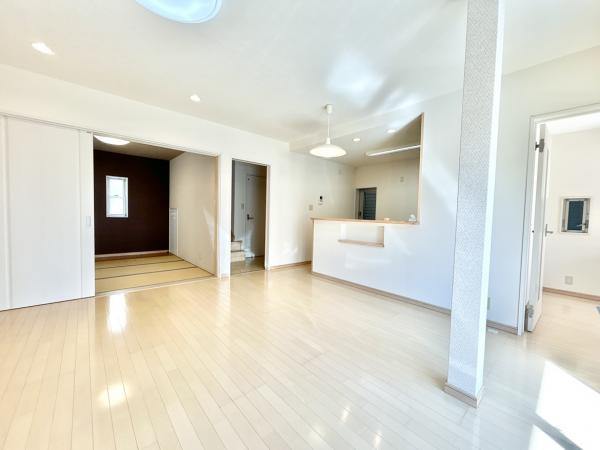 高知市鴨部2丁目　南向きで角地！中古一戸建ての居間・リビング|陽光差し込む南向きリビング。家族が集まる開放的な空間