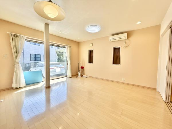 高知市鴨部2丁目　南向きで角地！中古一戸建ての居間・リビング|窓が多く明るいLDK。隣の和室を開放すればさらに大空間に
