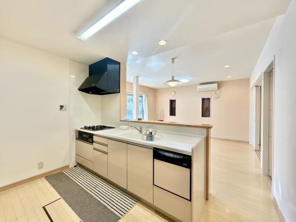 高知市鴨部2丁目　南向きで角地！中古一戸建てのキッチン|広々とした調理スペース。家事がスムーズに捗るシステムキッチン